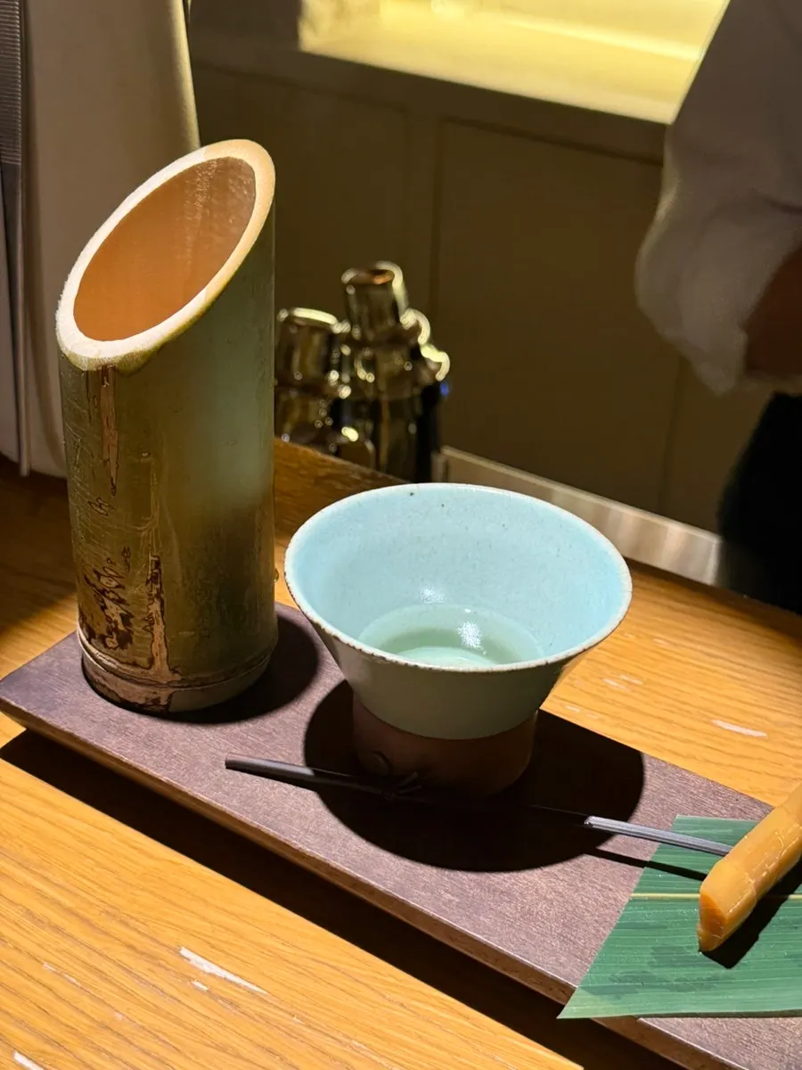 Cocktail plated with grains on a wooden tray