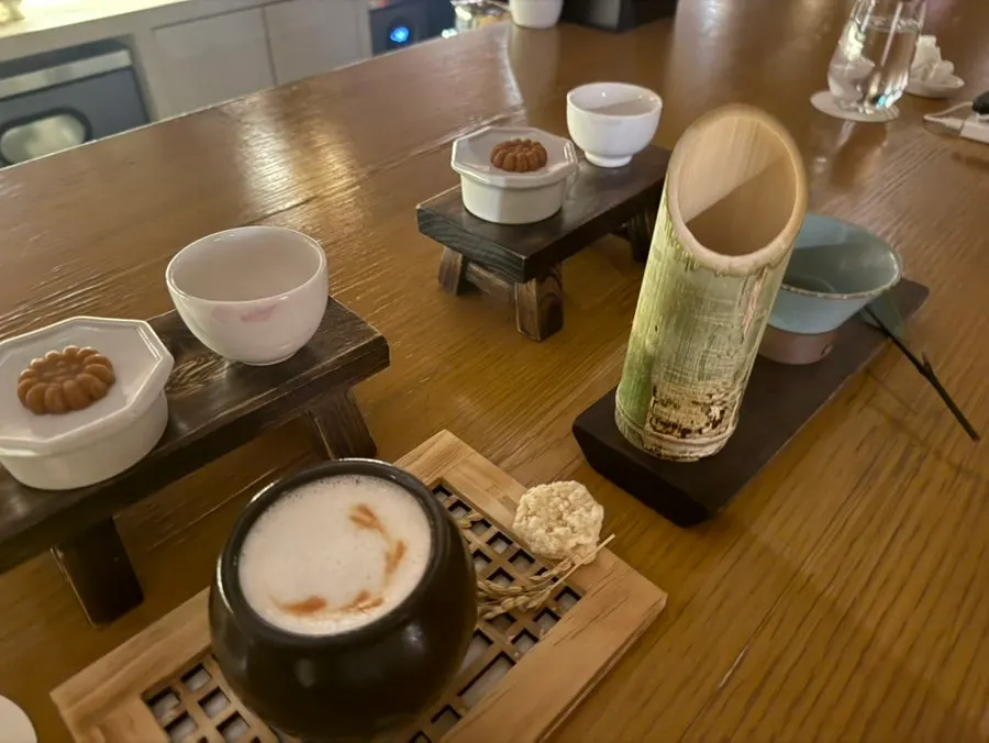 Different glassware and plating for each Hanuk menu item