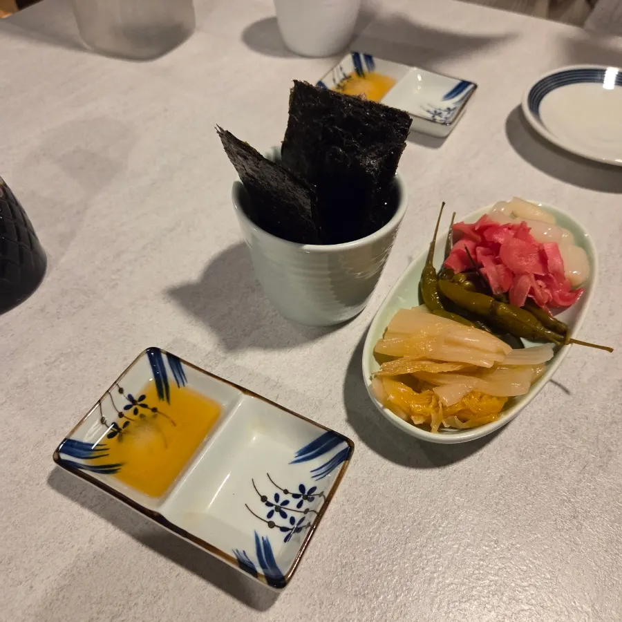 아삭이 3종과 참기름 소금 소스, 김