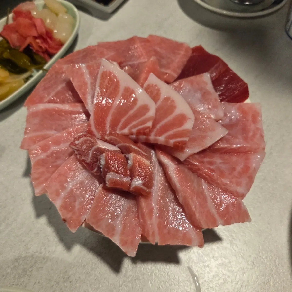 주도로 오도로 가마도로 아카미가 담긴 참치 한 판