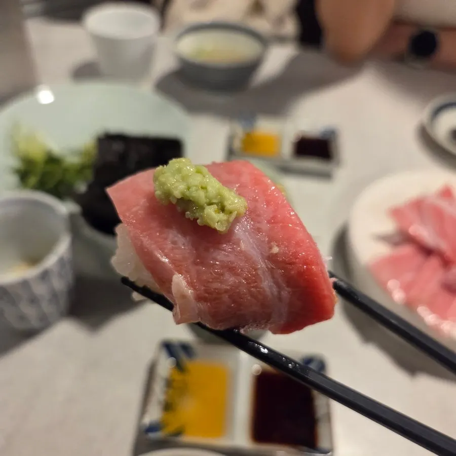직접 쥔 참치 뱃살 초밥