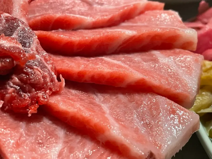 마블링이 선명한 참치 뱃살