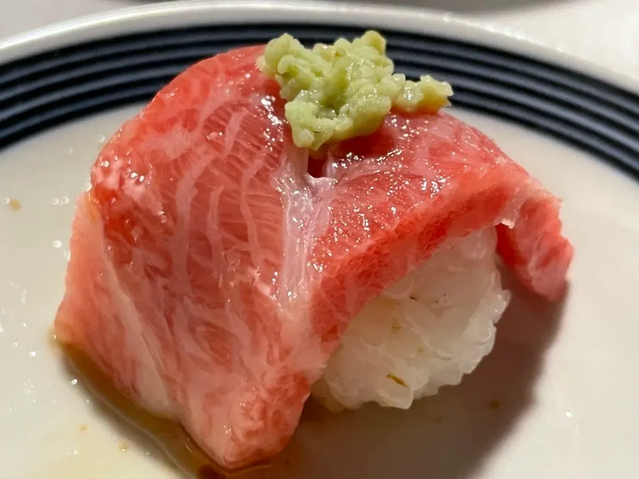초대리밥 위에 올린 참치 초밥