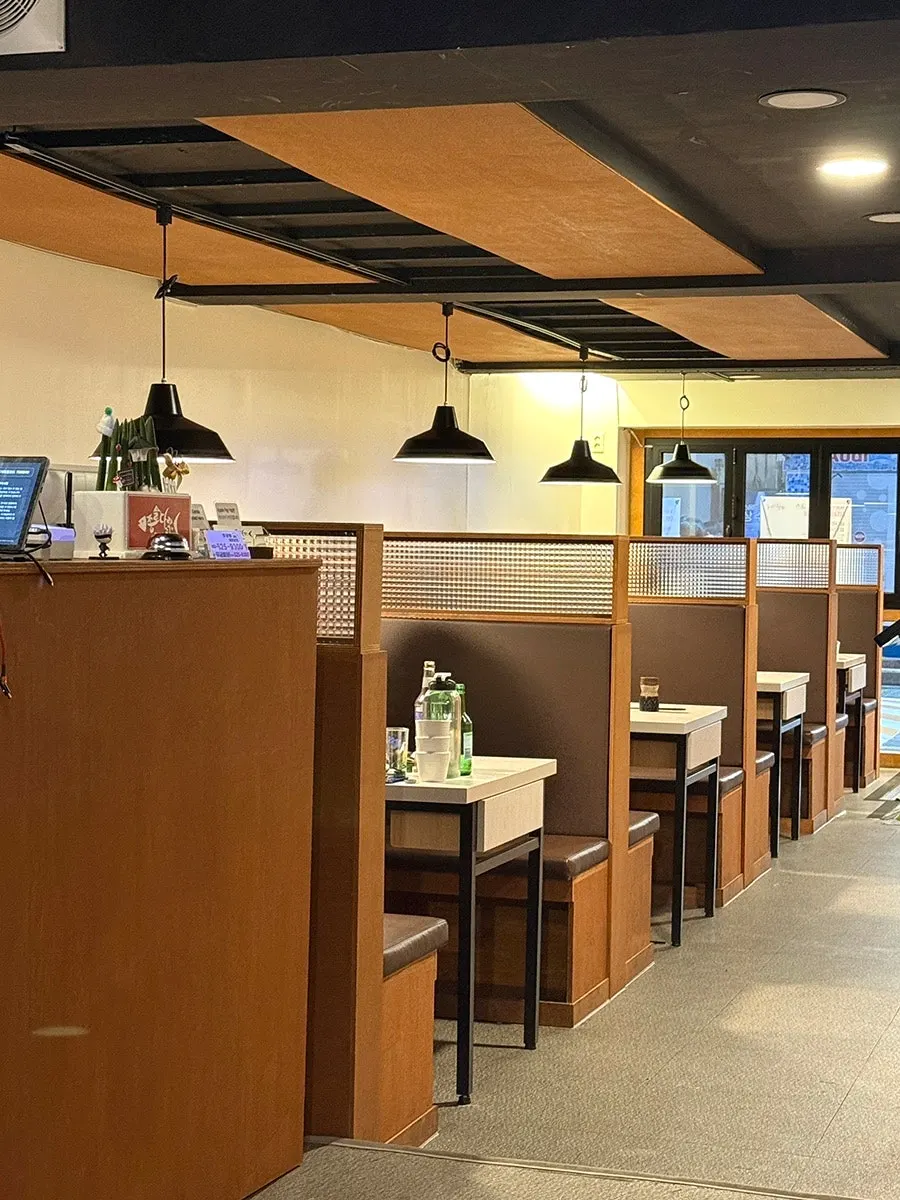 Jongno Darang's interior tables divided by partitions