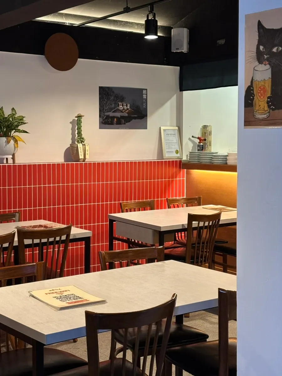 Private partitioned booth seating at Jongno Darang