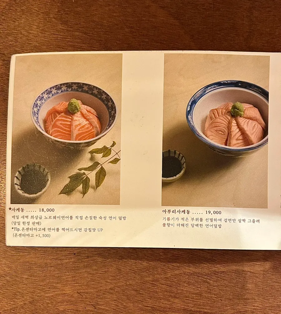 우드 가구가 놓인 매장 한쪽 모습
