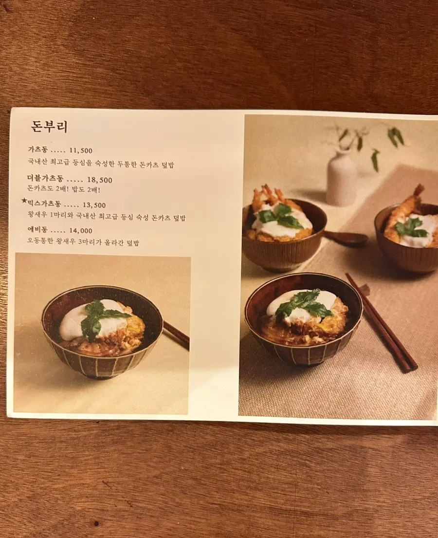 조용한 분위기의 매장 내부 전경