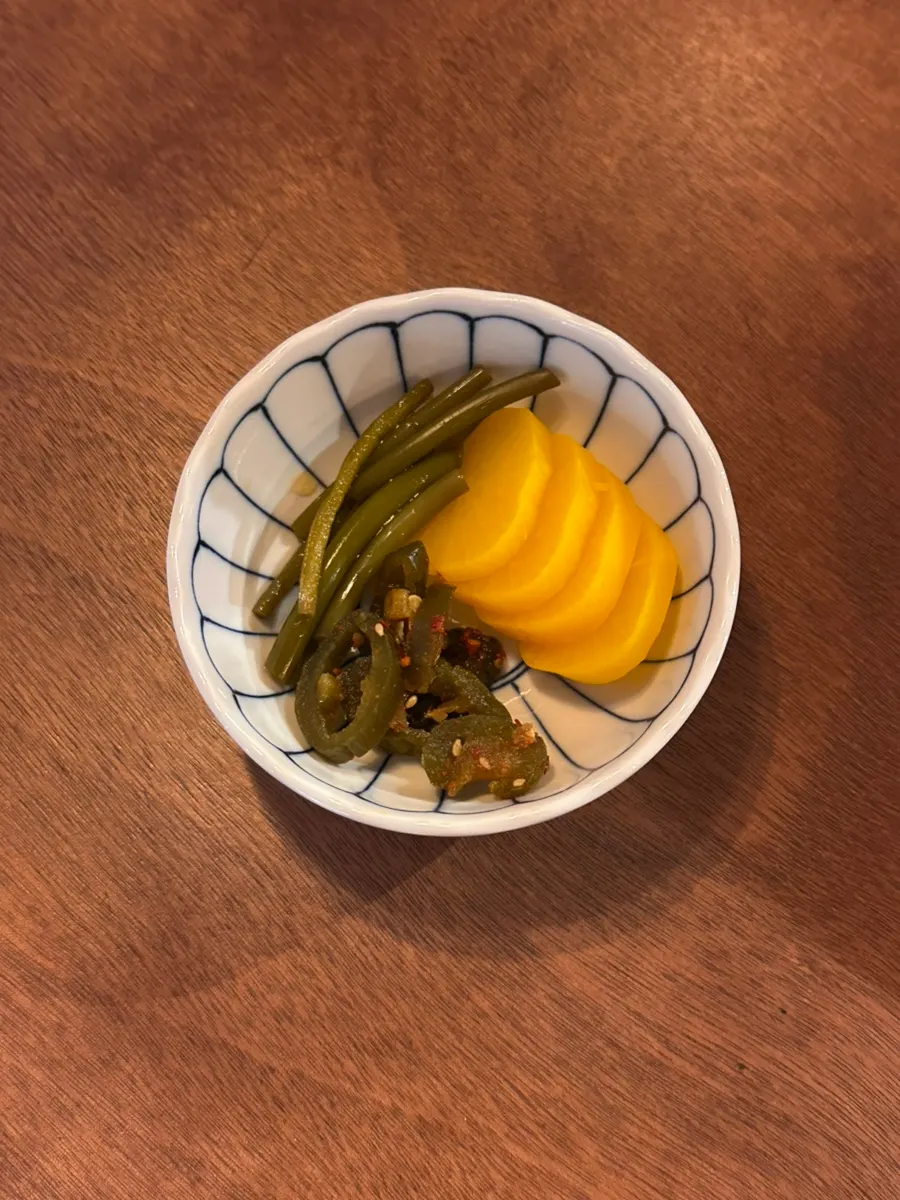 패턴 그릇에 담긴 밑반찬 세 가지