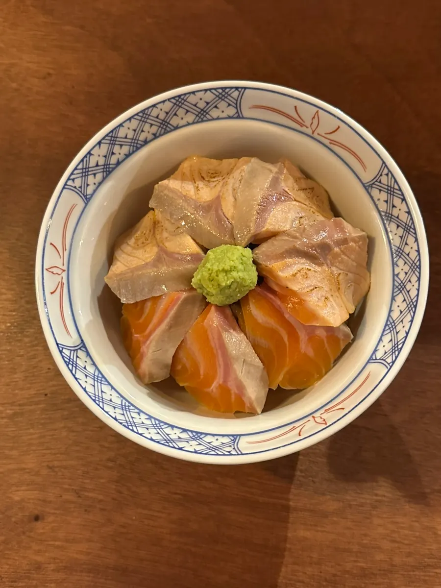 불향 입힌 연어가 올라간 아부리사케동