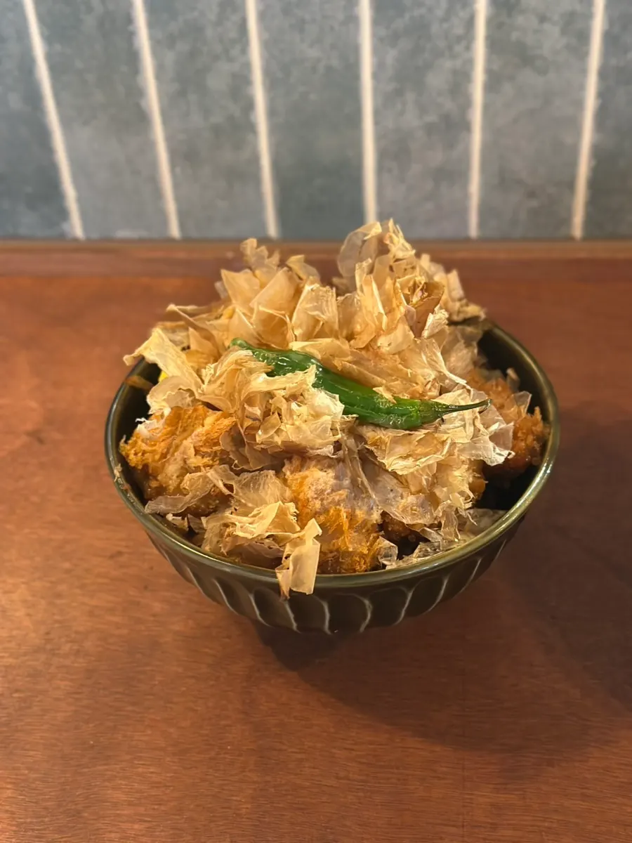 두툼하게 썰린 아부리 연어 한 점