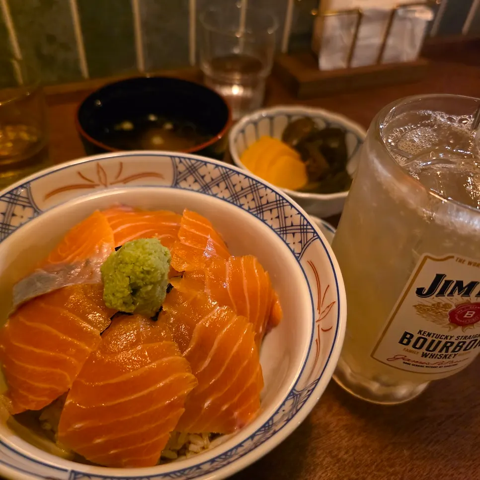 혼밥하기 좋은 바 테이블 자리