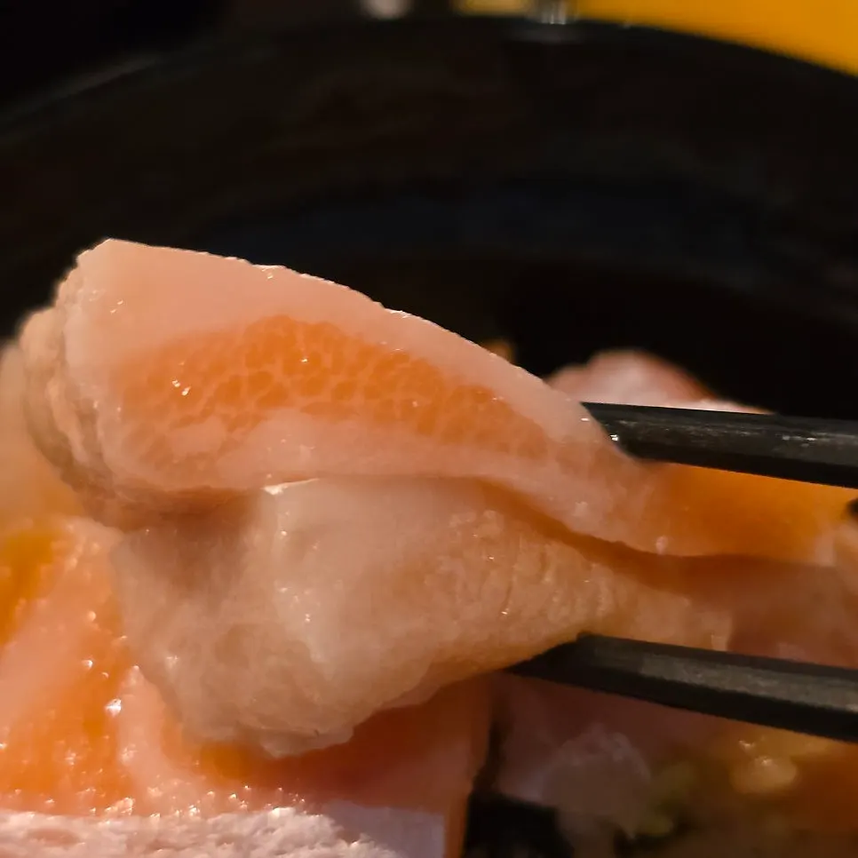 사케동과 하이볼을 함께 차린 바 테이블 한상