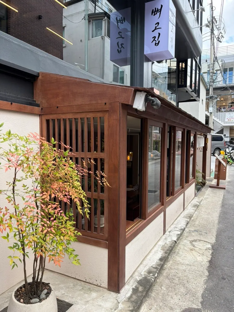 Exterior of the Jongno Donburi Yeonnam entrance