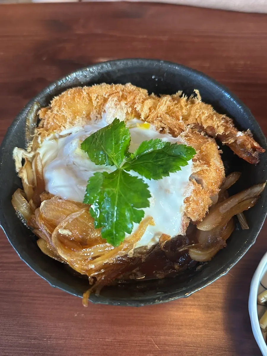Table with mix katsu-don and tendon served together