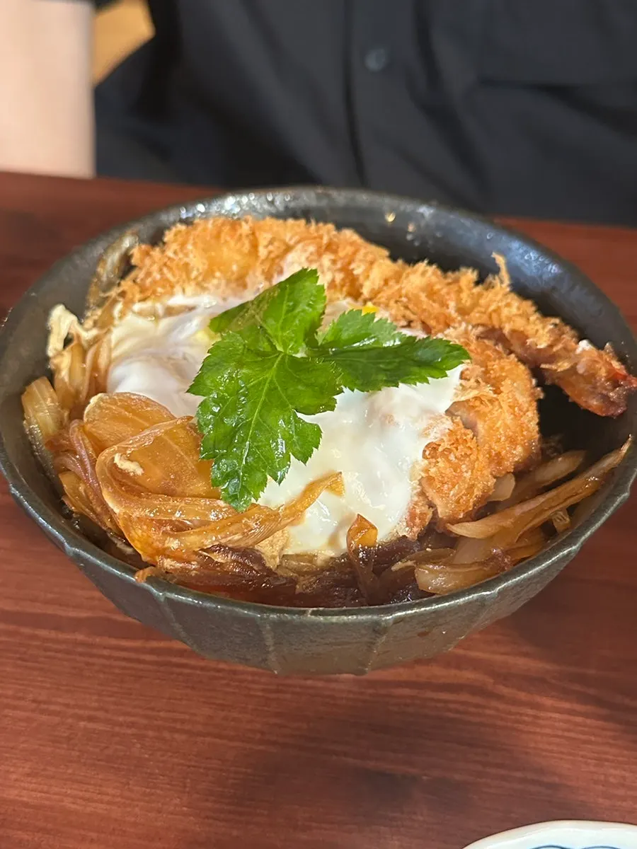 A bowl of tendon piled generously with tempura