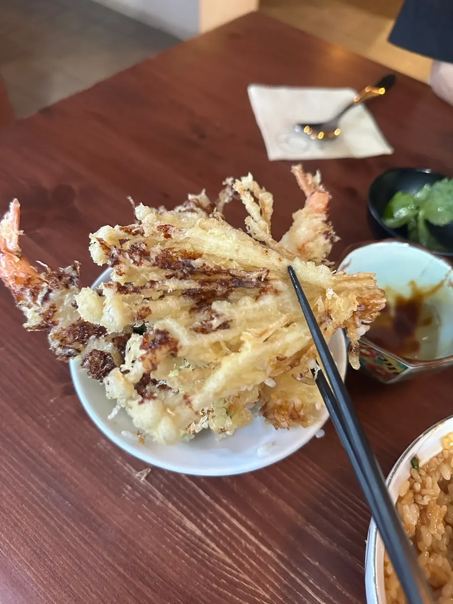 Tendon with crisp tempura batter still intact