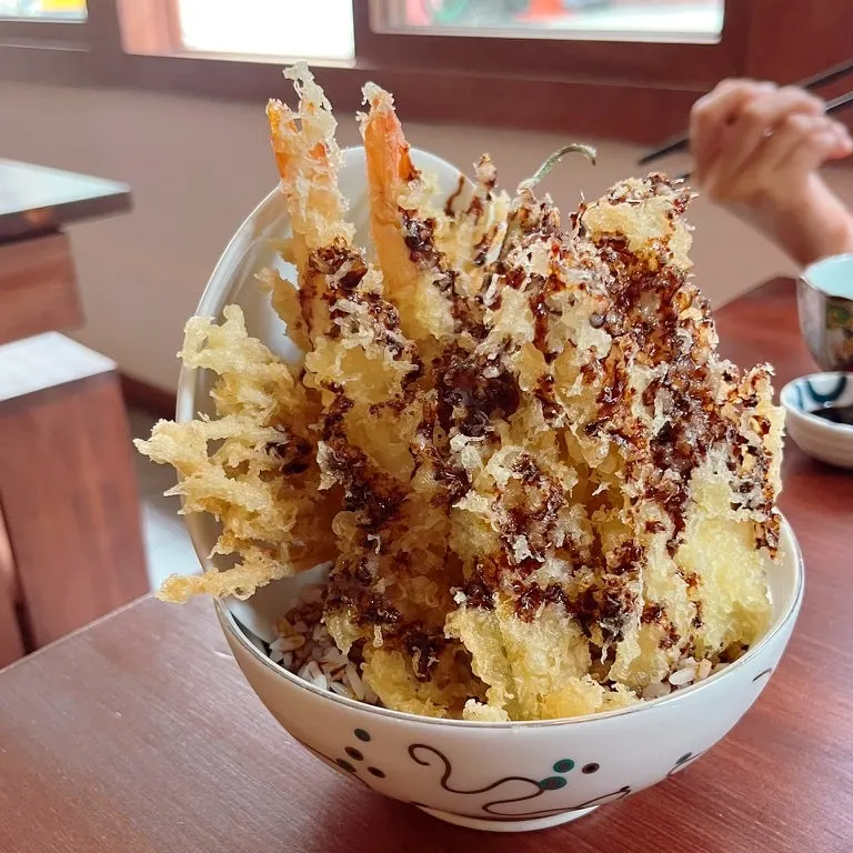 산더미처럼 쌓인 텐동 한 그릇