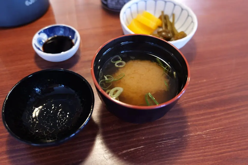 기본 반찬과 장국이 함께 나온 상차림