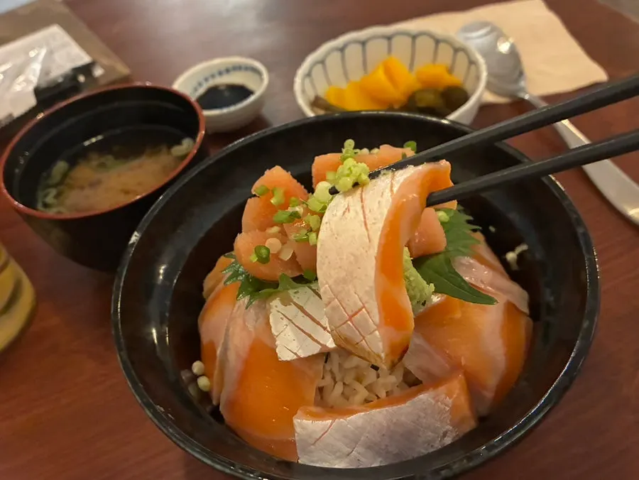 사케타라코동 연어 한 점을 집은 모습