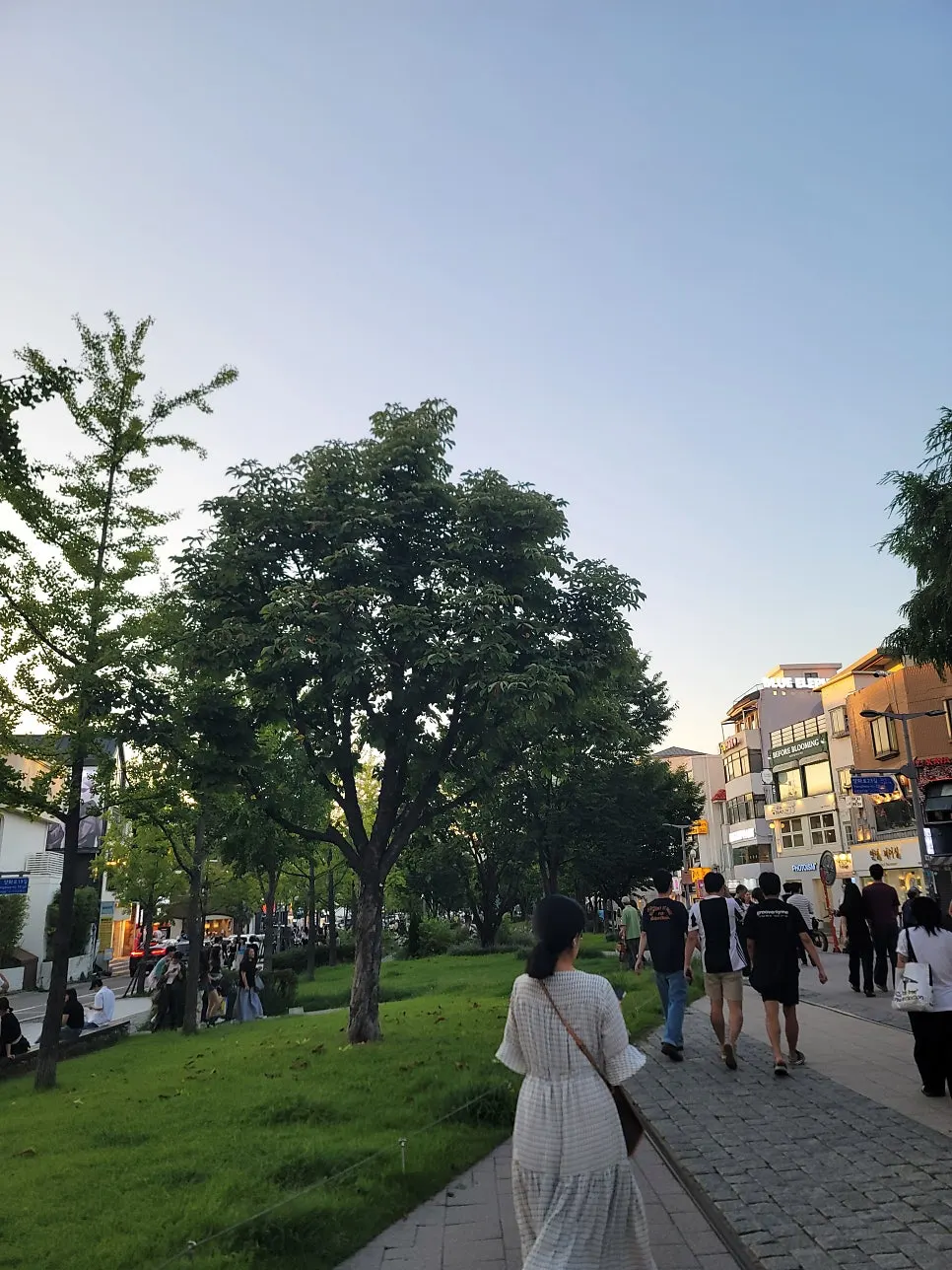 종로돈부리 연남の木製立て看板
