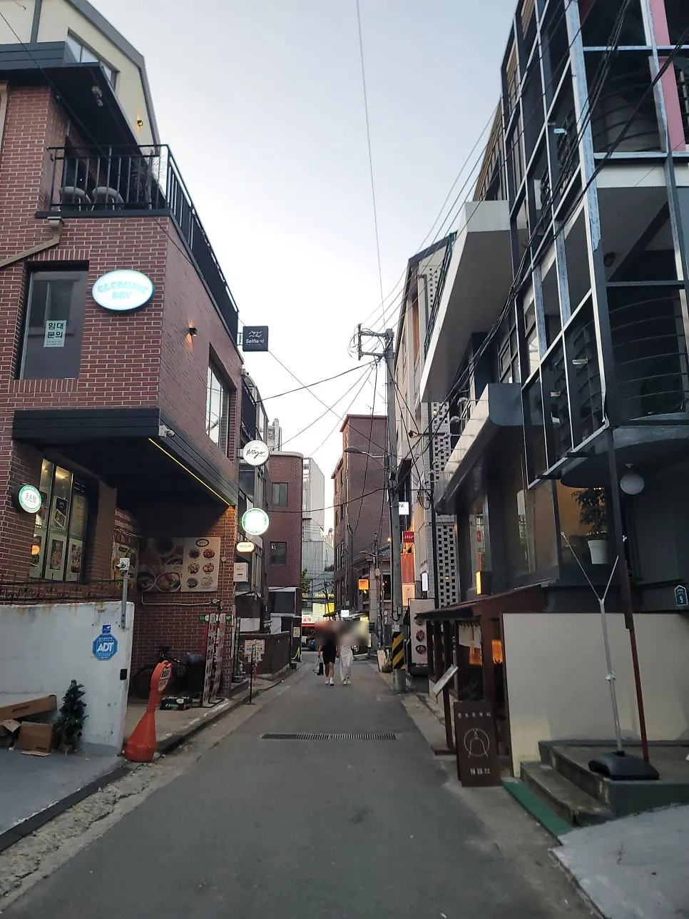 弘大入口駅から徒歩で続く延南洞の路地