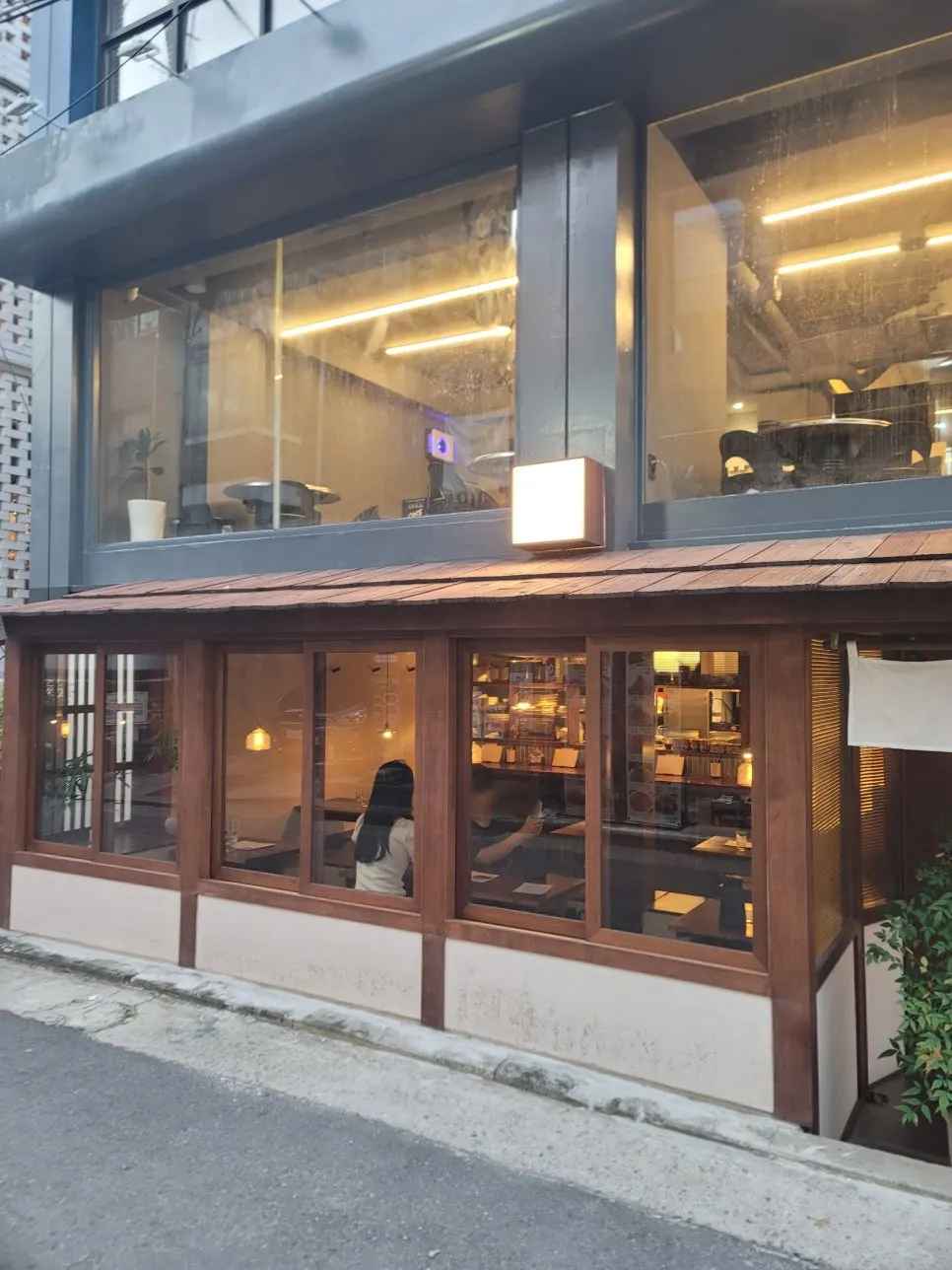 夜の時間帯にお客さんがいる店の窓辺の風景