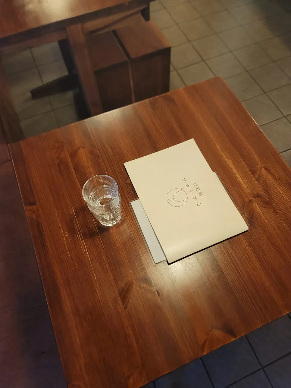 壁を向いた一人飯用のバー席