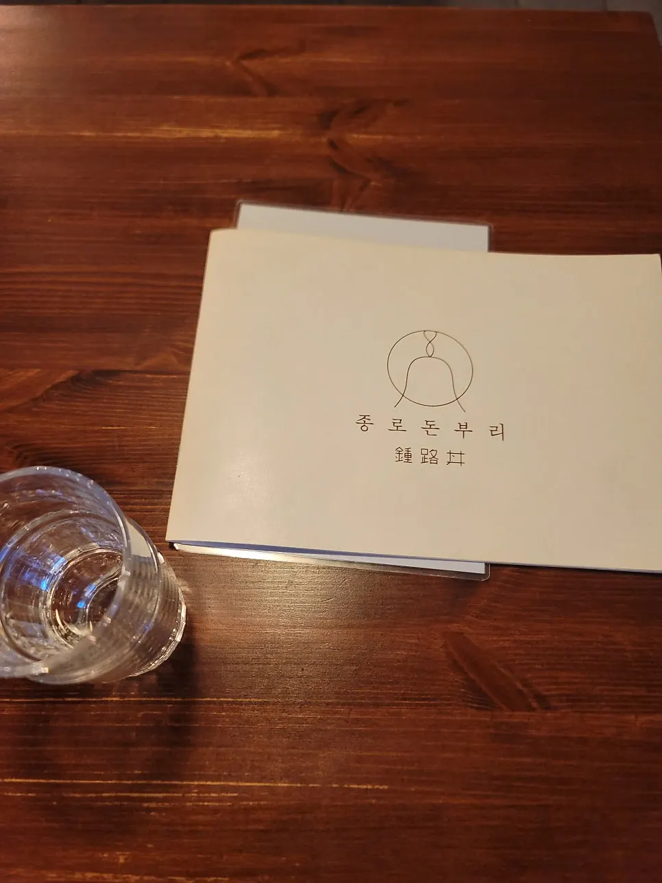 テーブルに置かれたメニュー表と席の準備