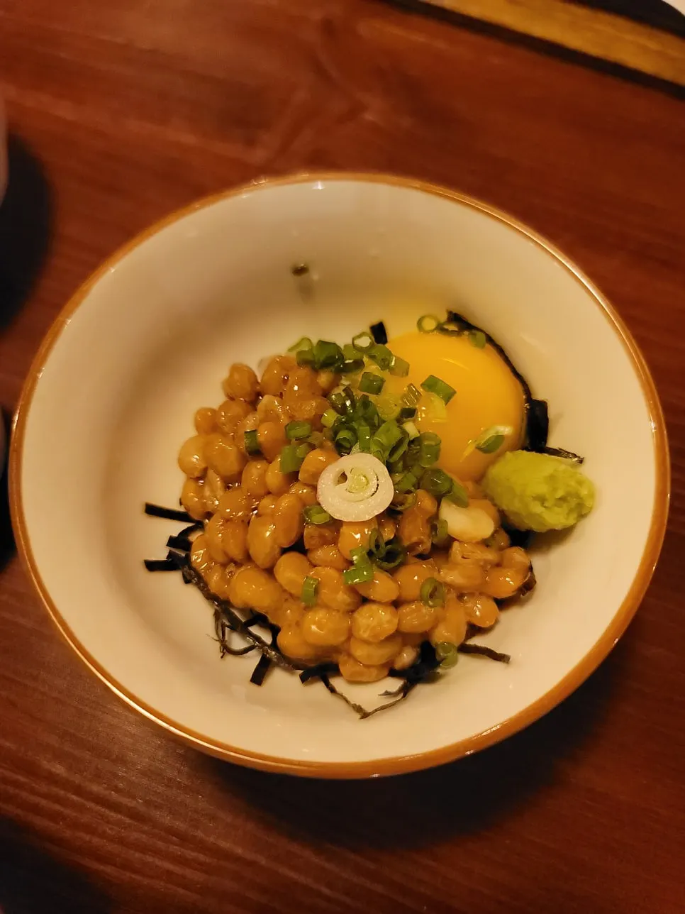 卵黄とわさびが一緒に出てきた納豆