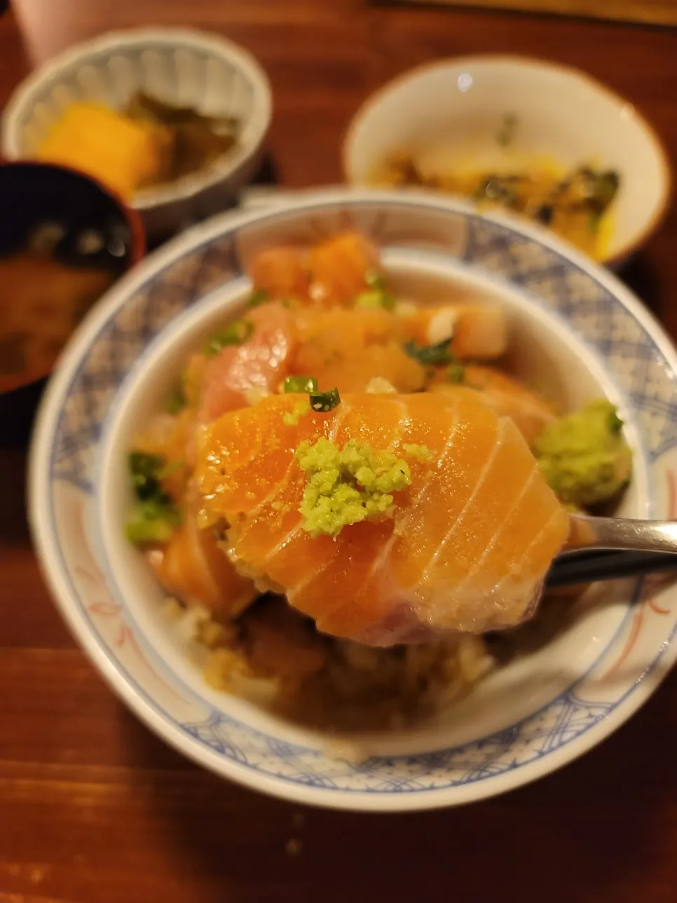 サーモンと明太子を乗せたご飯の一口