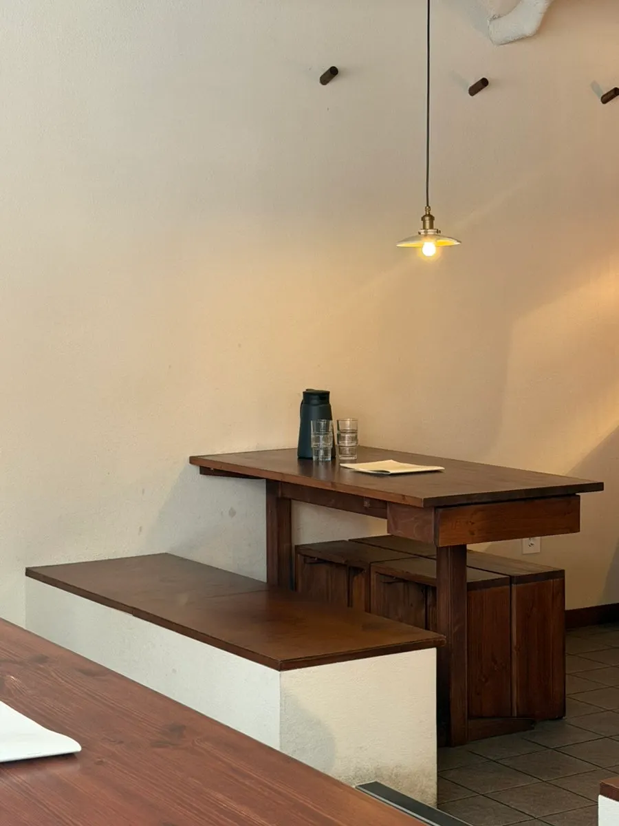 2- and 4-person tables with generous spacing