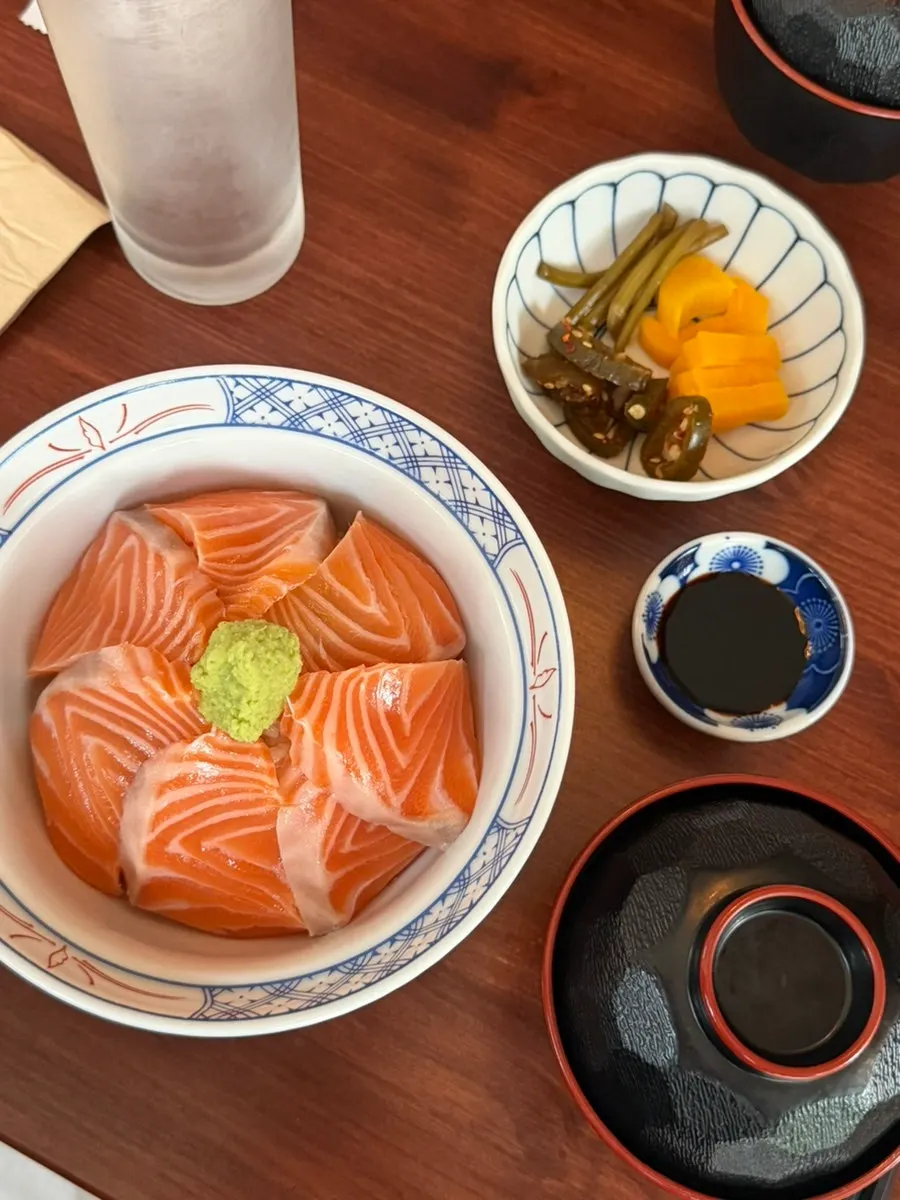 Close-up of the sake-don topped with thick salmon slices