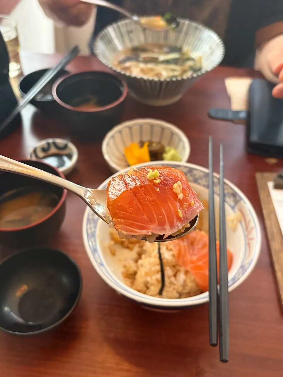 식사 중인 종로돈부리 연남 테이블