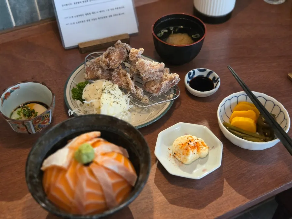 트레이에 담겨 나온 연어뱃살덮밥