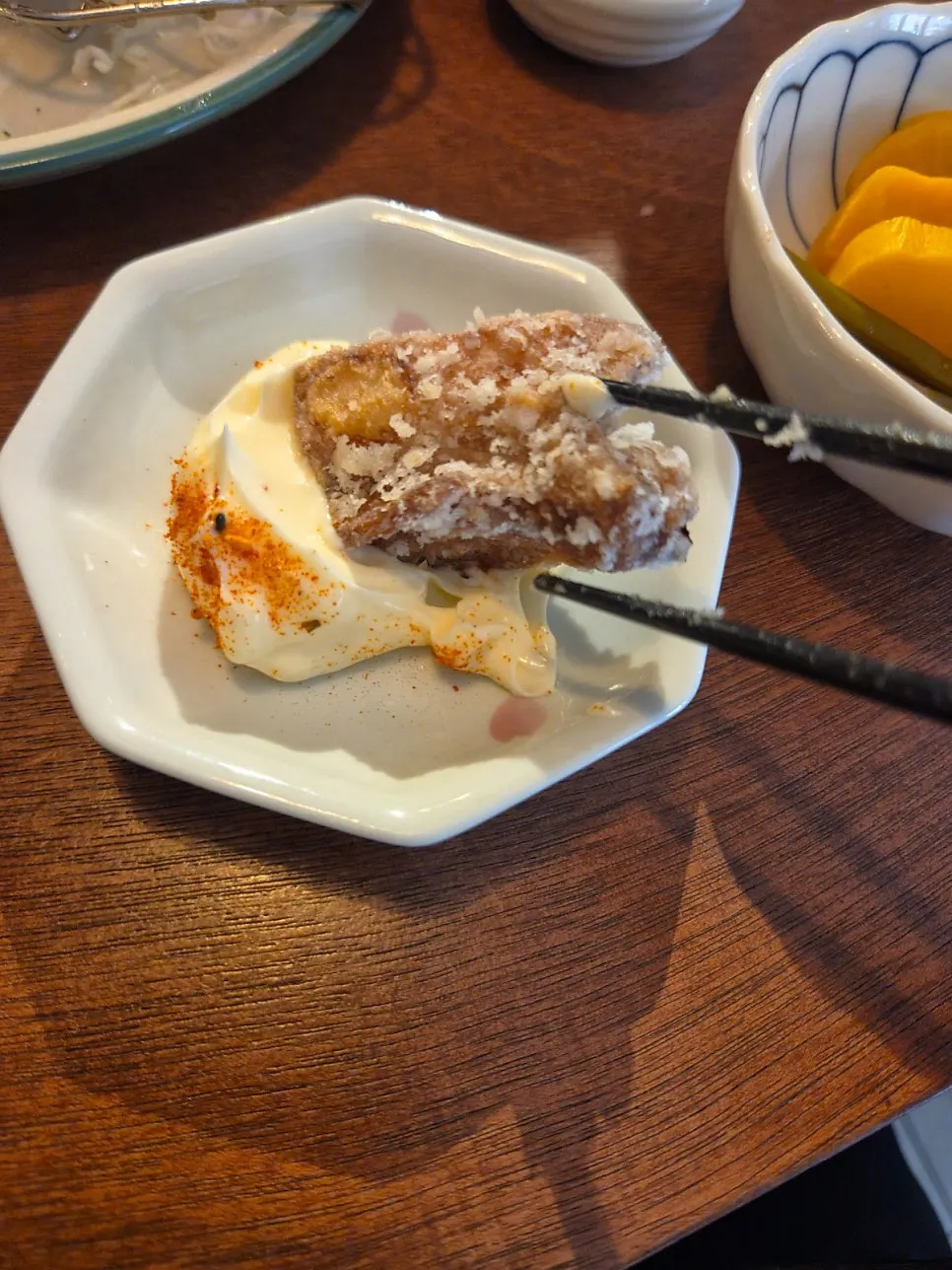 노른자를 터뜨려 덮밥에 올린 모습