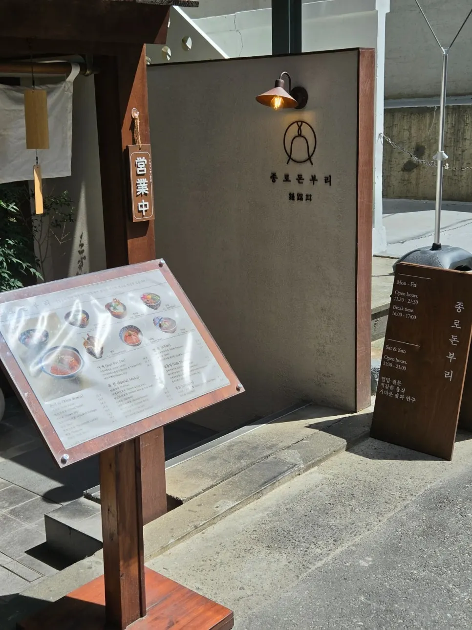 연남동 골목의 매장 주변 풍경