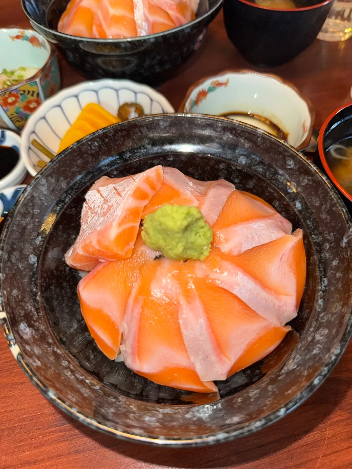 도톰하게 올라간 연어뱃살 회