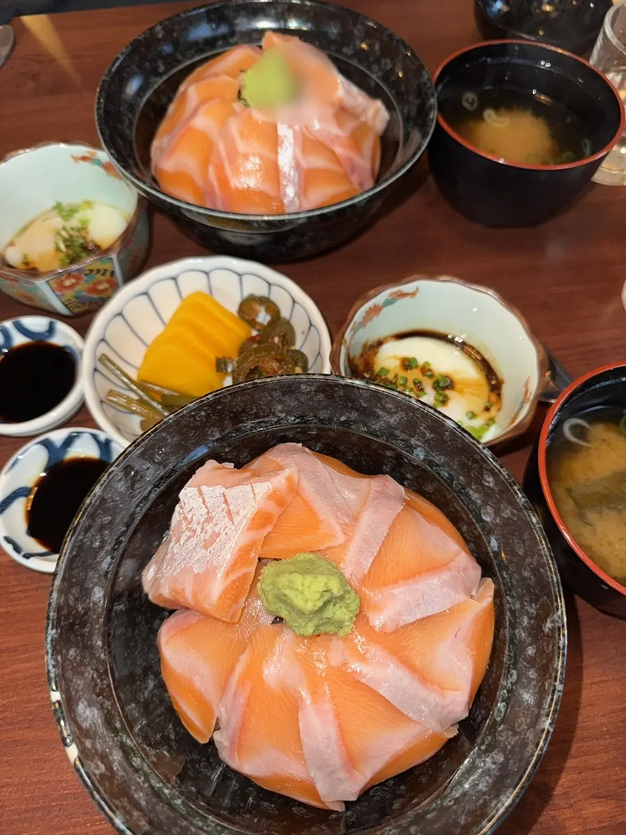 사케동과 함께 나온 장국과 기본 반찬
