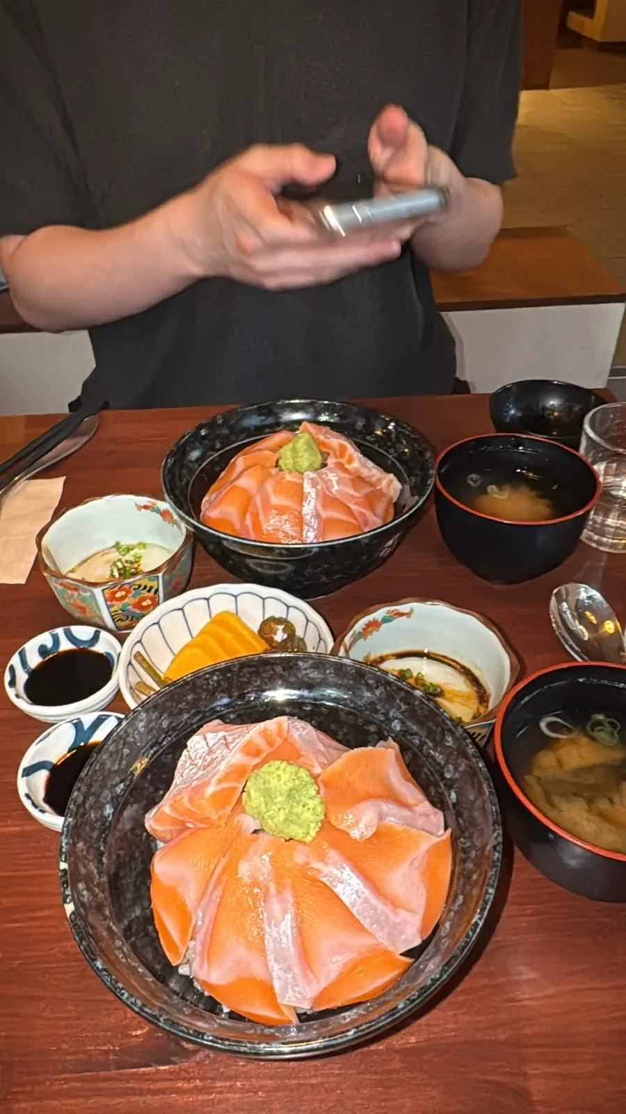따뜻한 장국과 덮밥이 놓인 상차림
