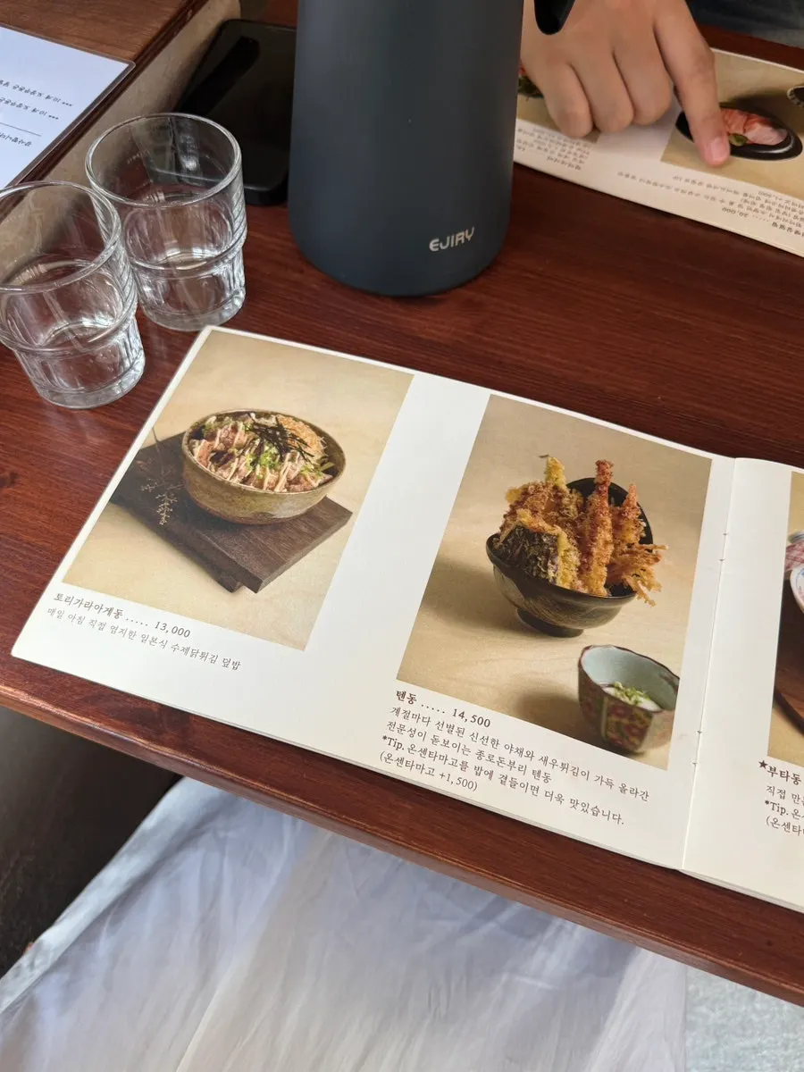깔끔하게 정돈된 테이블 자리
