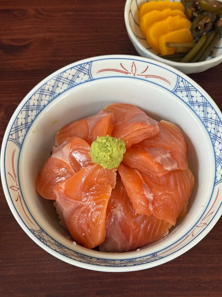 상에 놓인 연어덮밥
