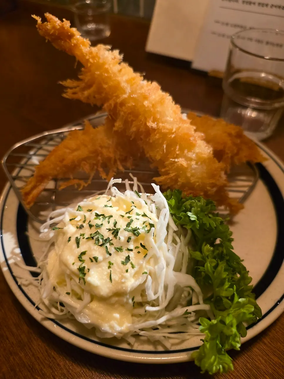 A meal alternating between rice bowl and shrimp tempura