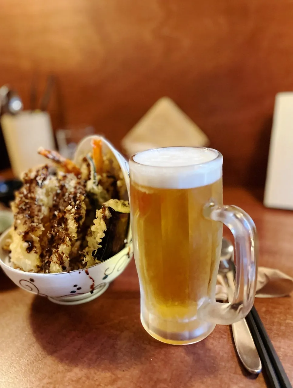 덮밥과 함께 곁들인 생맥주 테이블