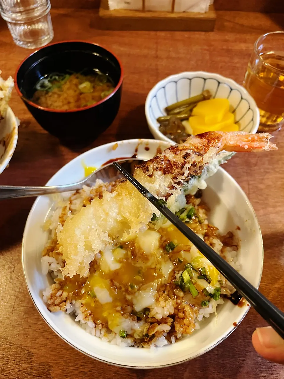 덮밥에 함께 나온 곁들임 반찬