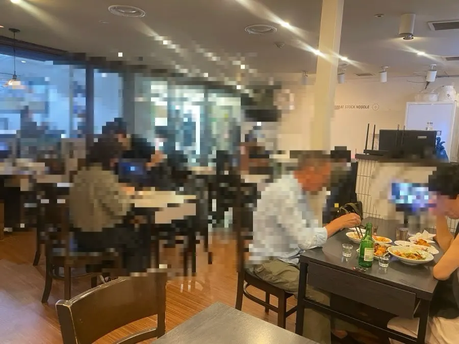청화 우육도삭면 내부 좌석