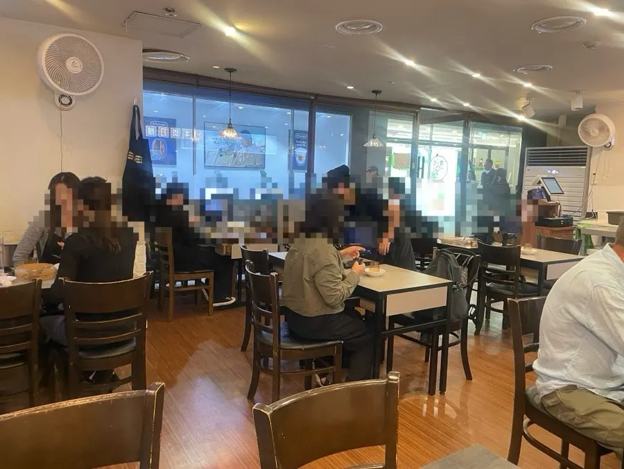 청화 우육도삭면 매장 내부 분위기