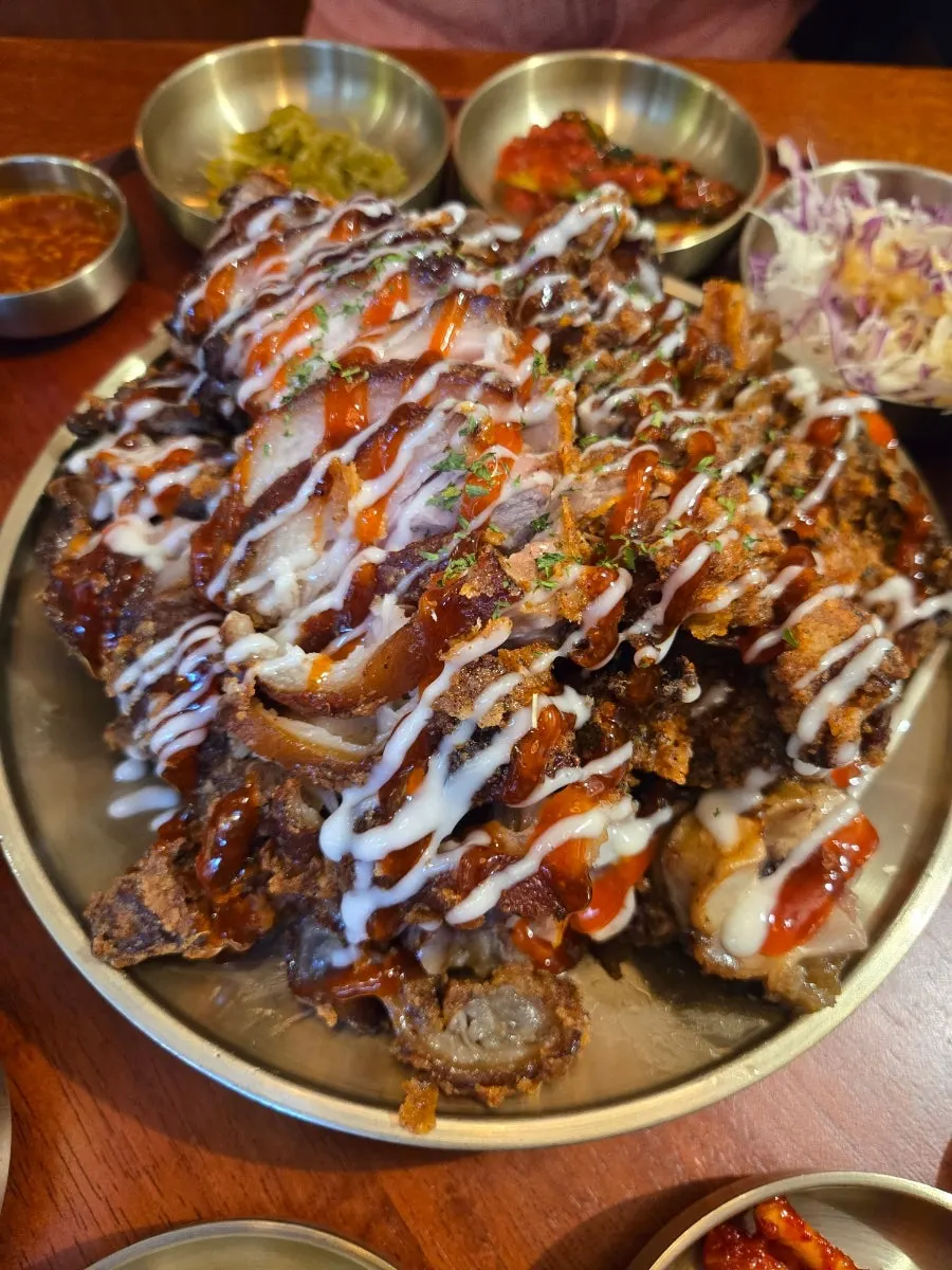 Round jokbal tray set on a rotating platform