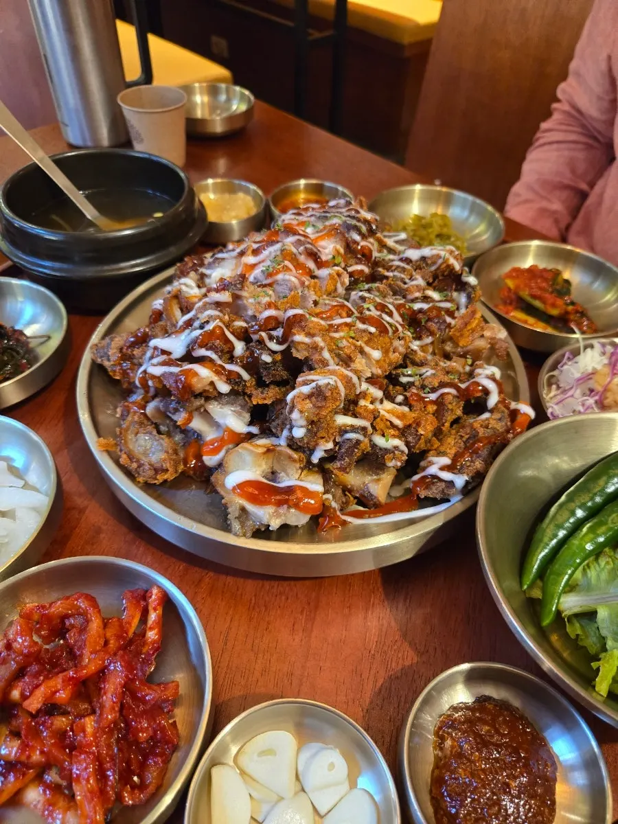 Cabbage salad and seasoned oyster side dishes