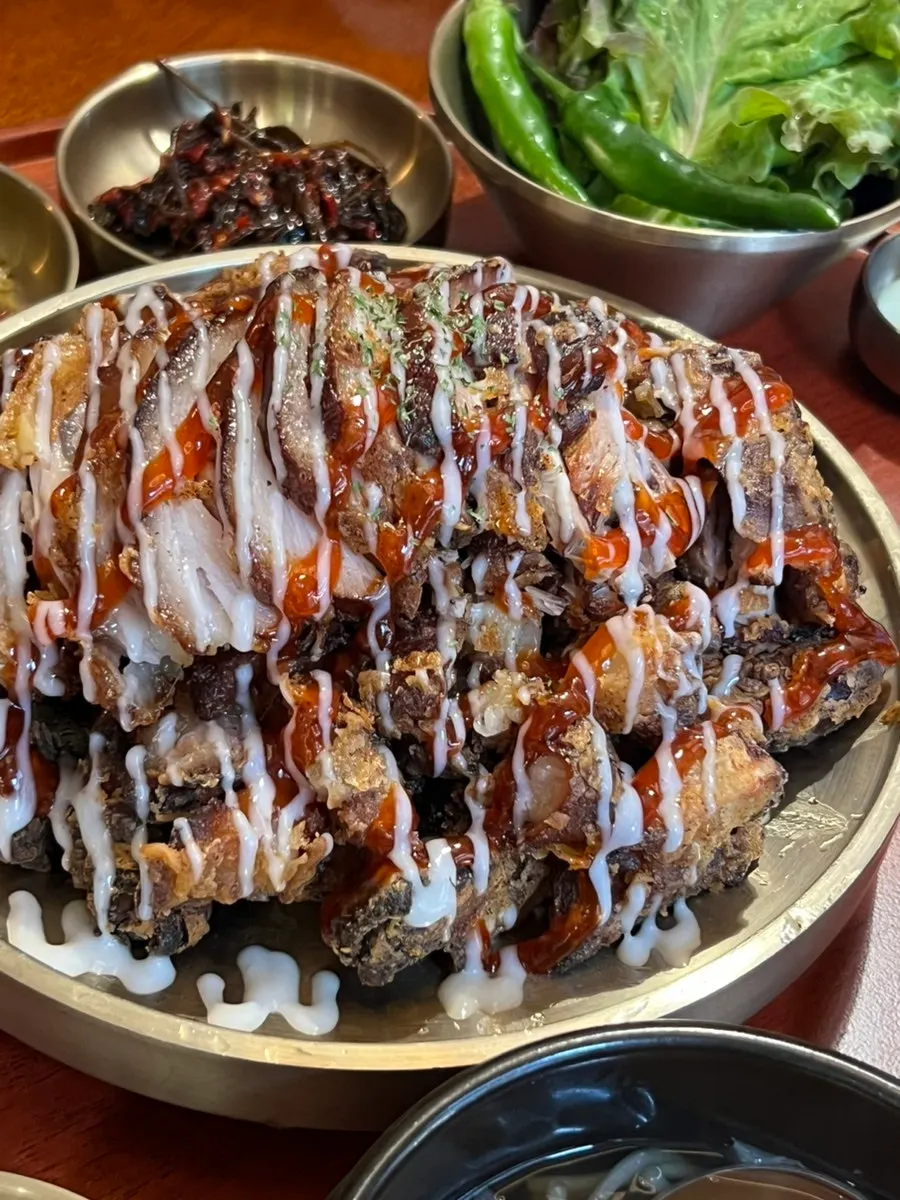 Cross-section of fried jokbal made with domestic fresh trotters