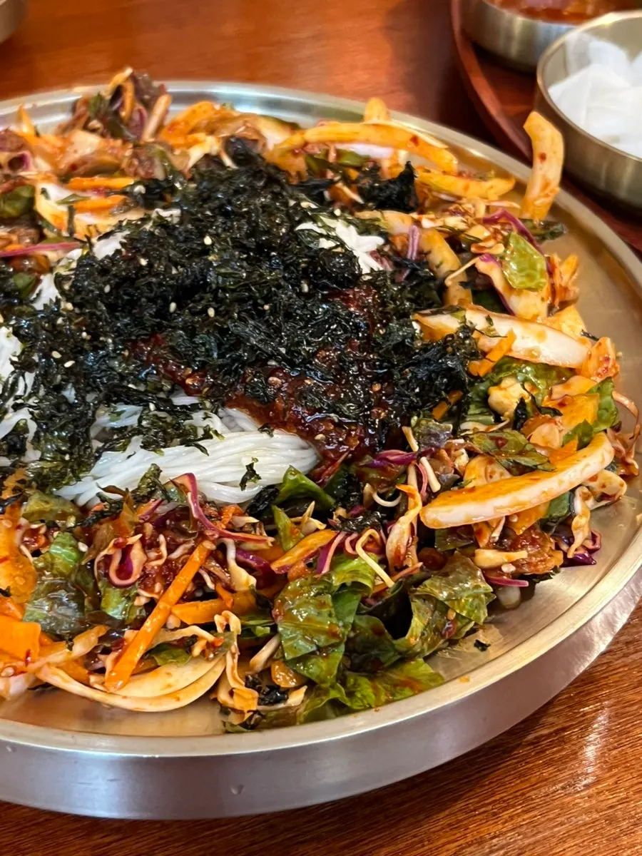 Sweet and spicy mixed cockle noodles